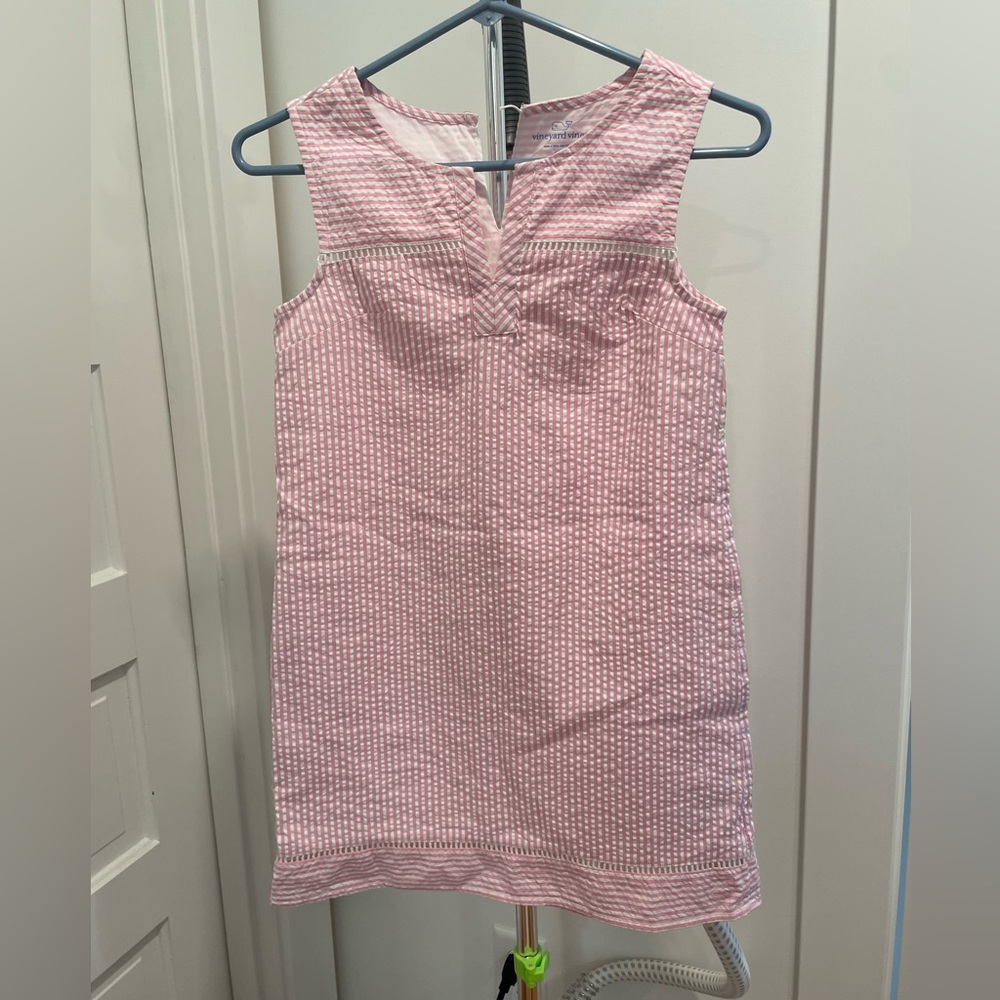Super cute Vineyard Vines pink/white seersucker shift dress